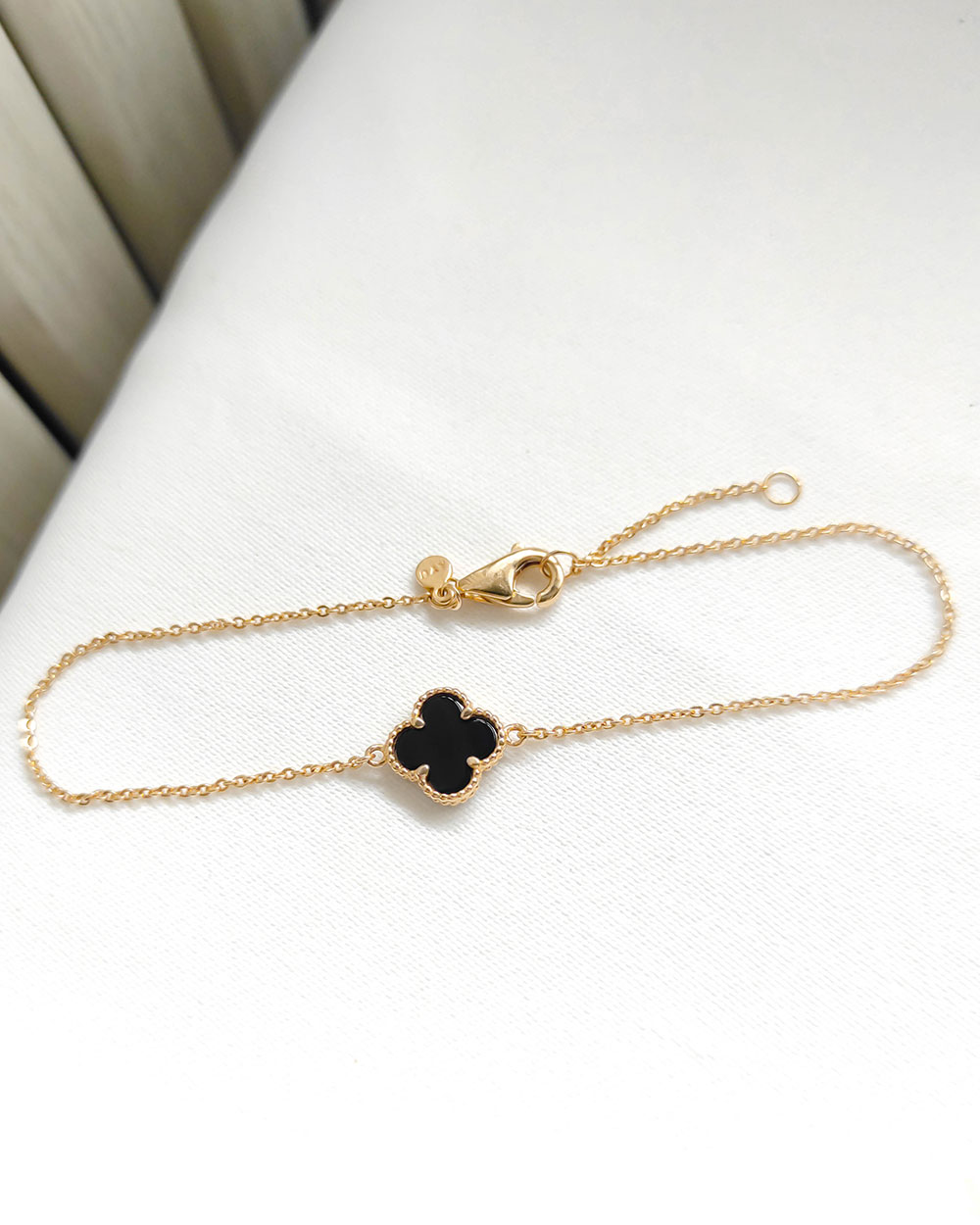 GELANG TANGAN DEWASA DENGAN MODEL CLOVER HITAM