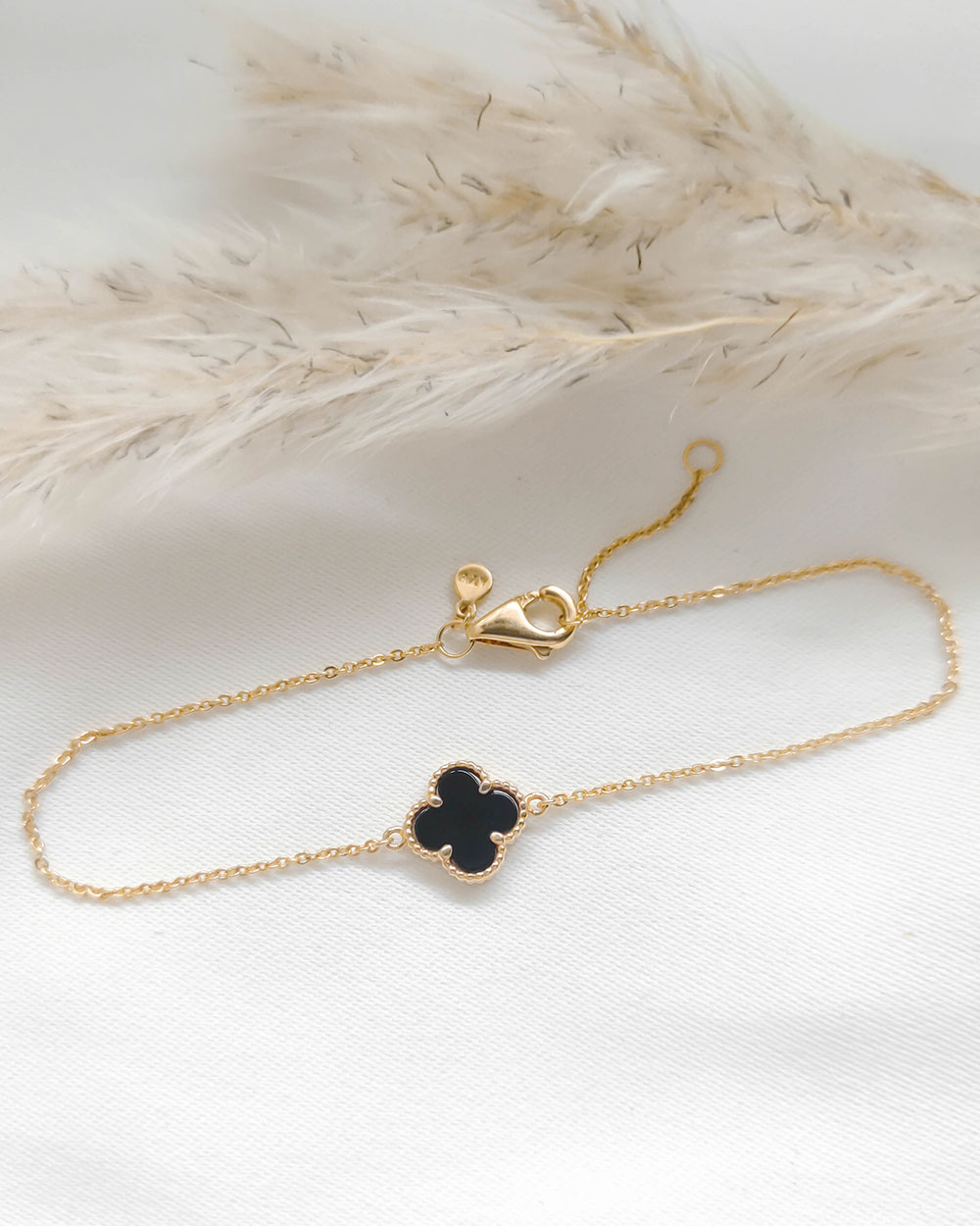 GELANG TANGAN DEWASA DENGAN MODEL CLOVER HITAM