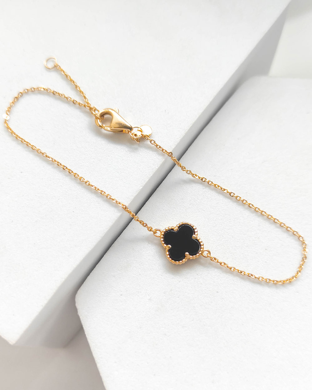 GELANG TANGAN DEWASA DENGAN MODEL CLOVER HITAM